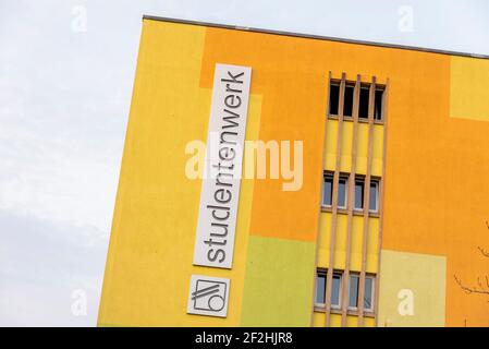 03. März 2021, Sachsen-Anhalt, Magdeburg: In einem der Wohnheime der Otto-von-Guericke-Universität ist das Schild Studentenwerk zu sehen. Foto: Stephan Schulz/dpa-Zentralbild/ZB Stockfoto