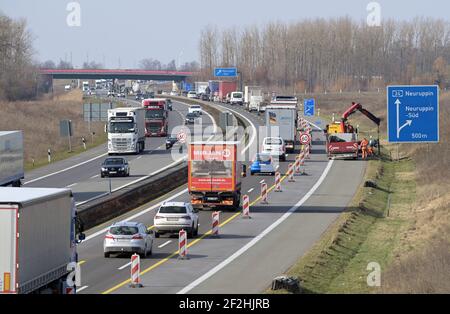 Neuruppin, Deutschland. März 2021, 10th. Bei den Bauarbeiten an der AUTOBAHN A 24 werden in der Nähe der Anschlussstelle Neuruppin-Süd zwei Fahrspuren genutzt. Quelle: Soeren Stache/dpa-Zentralbild/ZB/dpa/Alamy Live News Stockfoto