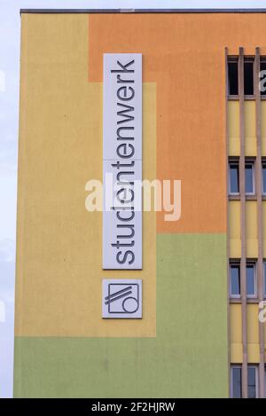 03. März 2021, Sachsen-Anhalt, Magdeburg: In einem der Wohnheime der Otto-von-Guericke-Universität ist das Schild Studentenwerk zu sehen. Foto: Stephan Schulz/dpa-Zentralbild/ZB Stockfoto