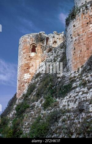 Turm und Mauern Krak de Chevaliers Crusader Castle Nordsyrien Stockfoto