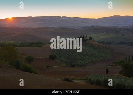 TUSCANA, ITALIEN - 21. SEPTEMBER 2017: Morgendämmerung ländliche Landschaft mit der alten Villa Podere Belvedere. Viertel der Stadt San Quirico d'Orcia Stockfoto