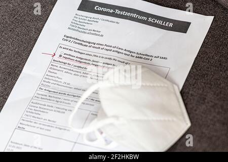 Marbach, Deutschland-März 12,2021: Ergebniszertifikat eines Point-of-Care-Antigenschnelltests für SARS-Cov-2 Stockfoto