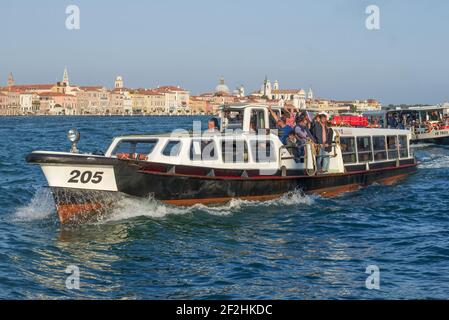 VENEDIG, ITALIEN - 26. SEPTEMBER 2017: Vaporetto (Venedig Wasserbus) mit Passagieren aus der Nähe an einem sonnigen Tag Stockfoto