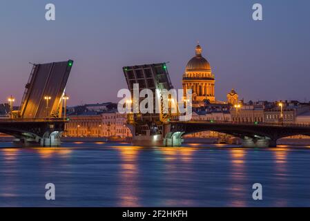 Geschiedene Annunciation Brücke und die Kuppel der St. Isaac's Cathedral in einer Nacht Sommerlandschaft. Sankt Petersburg, Russland Stockfoto