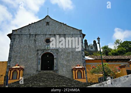 Außenansicht von Parroquia San Bartolomé Apóstol, einer alten Kapelle in Xochitlán De Vicente Suárez, Puebla Mexiko. Stockfoto