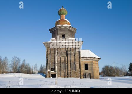 Alte Holzkirche der Darstellung des Herrn (1803) an einem sonnigen Februartag. Schelochowskaja, Archangelsk Gebiet. Russland Stockfoto