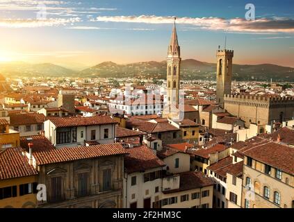 Blick auf die Towers Bargello und Badia Fiorentina in Florenz, Italien Stockfoto