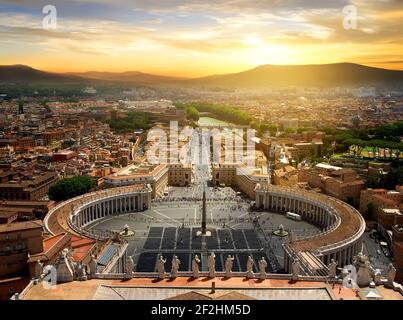 Blick auf die Vatikanstadt von oben bei Sonnenuntergang, Italien Stockfoto