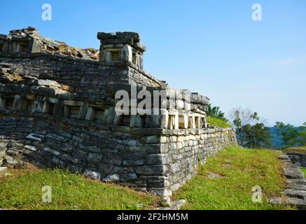 Architektonisches Steindetail der Yohualichan Pyramiden, eine präkolumbianische archäologische Stätte in Cuetzalan Del Progreso, Puebla Mexiko. Stockfoto