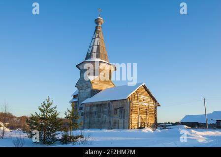 Blick auf die alte Holzkirche von Elijah dem Propheten an einem sonnigen Februarabend. Saminsky Pogost. Wologda Region, Russland Stockfoto