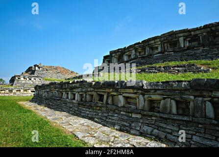 Architektonisches Steindetail der Yohualichan Pyramiden, eine präkolumbianische archäologische Stätte in Cuetzalan Del Progreso, Puebla Mexiko. Stockfoto