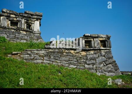 Architektonisches Steindetail der Yohualichan Pyramiden, eine präkolumbianische archäologische Stätte in Cuetzalan Del Progreso, Puebla Mexiko. Stockfoto