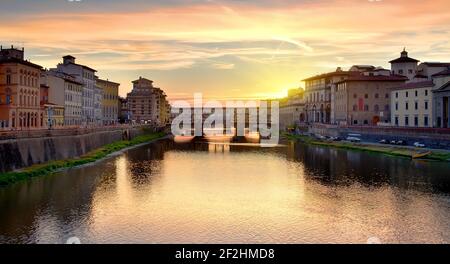 Ponte Vecchio auf dem Fluss Arno in Florenz bei Sonnenaufgang, Italien Stockfoto