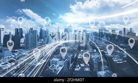 Netzwerkverbindungen mit Lichtstreifen auf der Stadt Stockfoto