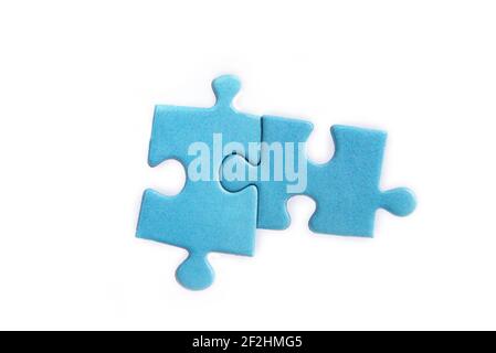 Puzzles auf weißem Hintergrund. Lösung und Teamwork-Konzept Stockfoto