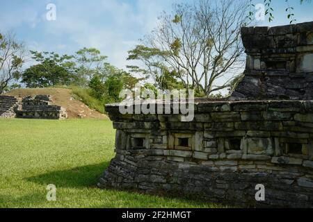 Architektonisches Steindetail der Yohualichan Pyramiden, eine präkolumbianische archäologische Stätte in Cuetzalan Del Progreso, Puebla Mexiko. Stockfoto