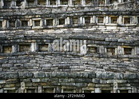 Architektonisches Steindetail der Yohualichan Pyramiden, eine präkolumbianische archäologische Stätte in Cuetzalan Del Progreso, Puebla Mexiko. Stockfoto