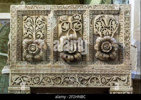 Abtei von San Clemente a Casauria, Details der Steinkanzel. Castiglione a Castauria, Provinz Pescara, Abruzzen, Italien, Europa Stockfoto