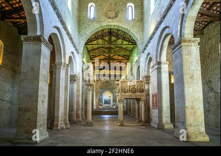 Das Innere der Abtei von San Clemente a Casauria, mit der Kanzel, dem Hochaltar und dem Ciborium. Castiglione a Castauria, Provinz Pescara, Abruzzen, Stockfoto