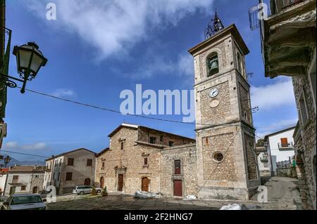 Die Steinfassade der Kirche San Bartolomeo im Bergdorf Sant'Eufemia a Maiella. Provinz Pescara, Abruzzen, Italien, Europa Stockfoto