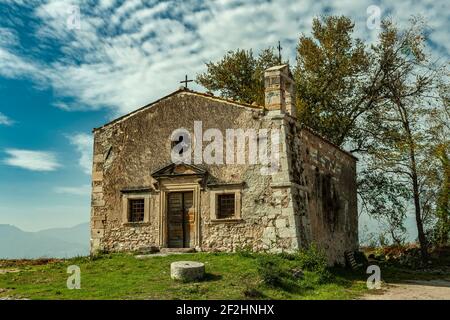 Die Kirche von San Rocco ist ein klassisches Beispiel der religiösen Architektur des tratturo oder ländlichen. San Valentino, Provinz Pescara, Abruzzen Stockfoto