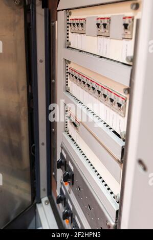 Schaltschrank mit Leistungsschaltern Stockfoto