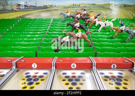 Detail der Kunststoff, Spielzeug, Modell Rennpferde bei dem Spiel im Funland Freizeitpark. Auf der Promenade in Rehoboth Beach, Delaware. Stockfoto