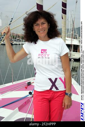 SEGELN - PRÄSENTATION TRANSAT JACQUES VABRE 2005 - HENDAYE (FRA) - 15/06/2005 - FOTO : CAROLINE BLUMBERG / DPPI ROXY (EX-PRB GEWINNERIN VENDEE GLOBE) TAUFE / SKIPPER : ANNE LIARDET (FRA) Stockfoto