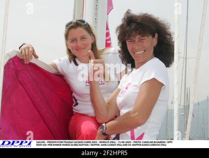 SEGELN - PRÄSENTATION TRANSAT JACQUES VABRE 2005 - HENDAYE (FRA) - 15/06/2005 - FOTO : CAROLINE BLUMBERG / DPPI ROXY (EX-PRB GEWINNERIN VENDEE GLOBE) TAUFE / SKIPPER : ANNE LIARDET (FRA) UND CO-SKIPPER KAREN LEIBOVICI (FRA) Stockfoto