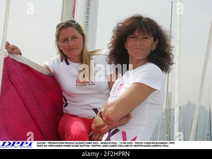 SEGELN - PRÄSENTATION TRANSAT JACQUES VABRE 2005 - HENDAYE (FRA) - 15/06/2005 - FOTO : CAROLINE BLUMBERG / DPPI ROXY (EX-PRB GEWINNERIN VENDEE GLOBE) TAUFE / SKIPPER : ANNE LIARDET (FRA) UND CO-SKIPPER KAREN LEIBOVICI (FRA) Stockfoto