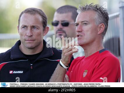 FUSSBALL - FREUNDSCHAFTSSPIELE 2005/2006 - AS MONACO V PORTSMOUTH FC - 23/07/2005 - JEAN PIERRE PAPIN / DIDIER DESCHAMPS (REISEBUS MONACO) IM DIDIER DESCHAMPS STADION - FOTO CAROLINE BLUMBERG / FLASH DRÜCKEN SIE Stockfoto