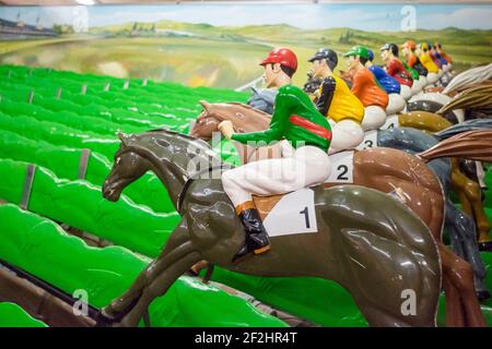 Detail der Kunststoff, Spielzeug, Modell Rennpferde bei dem Spiel im Funland Freizeitpark. Auf der Promenade in Rehoboth Beach, Delaware. Stockfoto