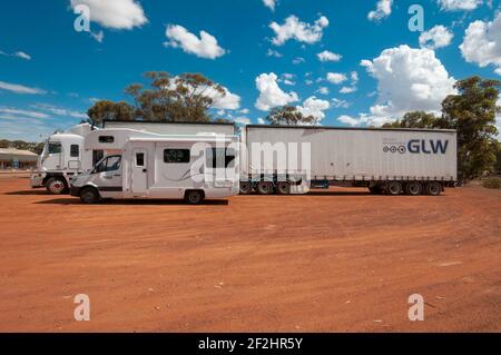 Tourist Wohnmobil geparkt neben Straßenzug in einer roten Erde Parkplatz in Western Australia Stockfoto