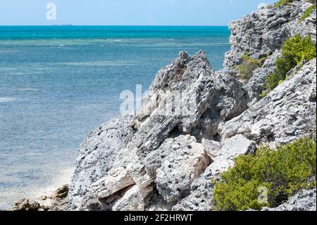 Die Luftaufnahme der Grand Turk Insel felsigen Küste und Karibisches Meer (Turks-und Caicos-Inseln). Stockfoto