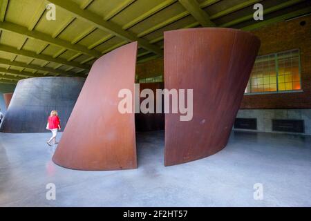 Ein Blick auf die verrosteten Torqued-Ellipsen aus Stahl des Bildhauers Richard Serra. Im Dia Beacon Kunstmuseum und Stiftung in New York. Stockfoto