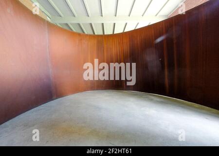 Ein Blick auf die verrosteten Torqued-Ellipsen aus Stahl des Bildhauers Richard Serra. Im Dia Beacon Kunstmuseum und Stiftung in New York. Stockfoto