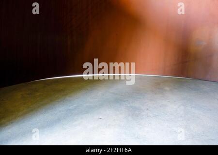 Ein Blick auf die verrosteten Torqued-Ellipsen aus Stahl des Bildhauers Richard Serra. Im Dia Beacon Kunstmuseum und Stiftung in New York. Stockfoto