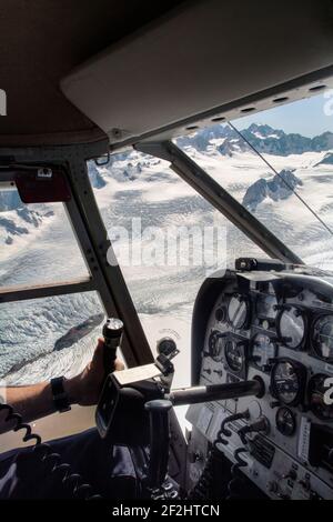 Blick aus dem Inneren eines Hubschraubercockpits auf Glaciers, Neuseeland Stockfoto