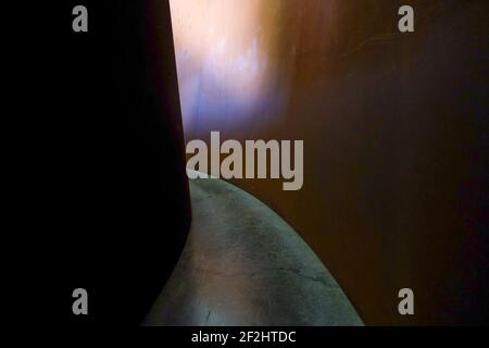 Ein Blick auf die verrosteten Torqued-Ellipsen aus Stahl des Bildhauers Richard Serra. Im Dia Beacon Kunstmuseum und Stiftung in New York. Stockfoto