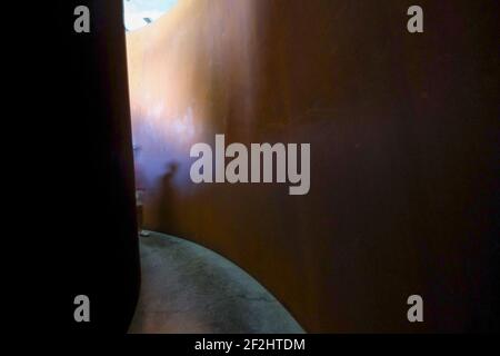 Ein Blick auf die verrosteten Torqued-Ellipsen aus Stahl des Bildhauers Richard Serra. Im Dia Beacon Kunstmuseum und Stiftung in New York. Stockfoto