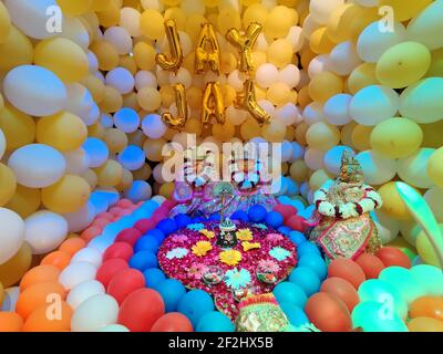 Beawar, Rajasthan, Indien, 11. März 2021: Eine Steinskulptur von Herrn Shiva mit bunten Ballons am Mahadev Tempel auf Hindu Maha Shivratri f dekoriert Stockfoto