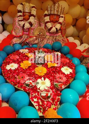 Beawar, Rajasthan, Indien, 11. März 2021: Eine Steinskulptur von Herrn Shiva mit bunten Ballons am Mahadev Tempel auf Hindu Maha Shivratri f dekoriert Stockfoto