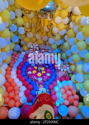 Beawar, Rajasthan, Indien, 11. März 2021: Eine Steinskulptur von Herrn Shiva mit bunten Ballons am Mahadev Tempel auf Hindu Maha Shivratri f dekoriert Stockfoto