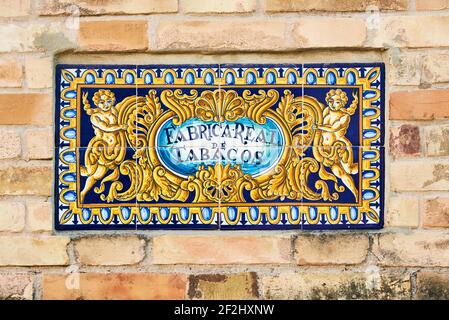 Keramische Fliesen und Platten außerhalb der Fabrica de Tabacos. Sevilla. Andalusien, Spanien Stockfoto