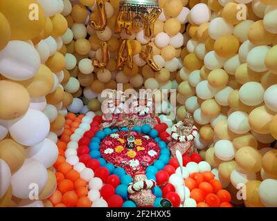 Beawar, Rajasthan, Indien, 11. März 2021: Eine Steinskulptur von Herrn Shiva mit bunten Ballons am Mahadev Tempel auf Hindu Maha Shivratri f dekoriert Stockfoto