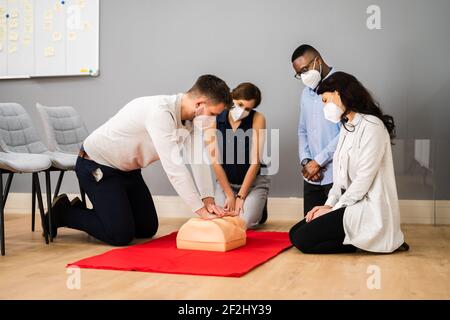 Erste Hilfe HLW Reanimation Training in Face Mask Stockfoto