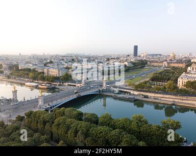 Luftbrücke Pont Alexandre III (Deckbogenbrücke) über seine, mit Bäumen im Vordergrund und Les invalides & Montparnasse Turm im Hintergrund Stockfoto