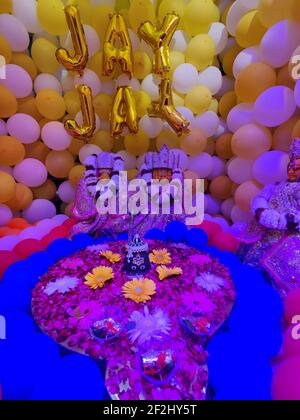 Beawar, Rajasthan, Indien, 11. März 2021: Eine Steinskulptur von Herrn Shiva mit bunten Ballons am Mahadev Tempel auf Hindu Maha Shivratri f dekoriert Stockfoto