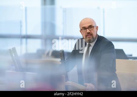 11. März 2021, Sachsen-Anhalt, Magdeburg: Hans-Thomas Tillschneider (AfD) steht am Rednerpult im Plenarsaal des landtags und spricht zu den Abgeordneten. Die Politiker debattierten über das Thema "Lernlücken aufholen - Bildungsschäden minimieren". Foto: Klaus-Dietmar Gabbert/dpa-Zentralbild/ZB Stockfoto