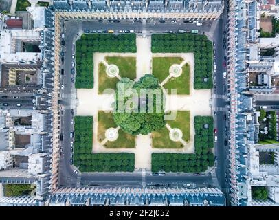 Luftaufnahme Place des Vosges und königlicher Garten im perfekten Zentrum des Palastes, ältester geplanter Platz in Paris paris, frankreich Stockfoto